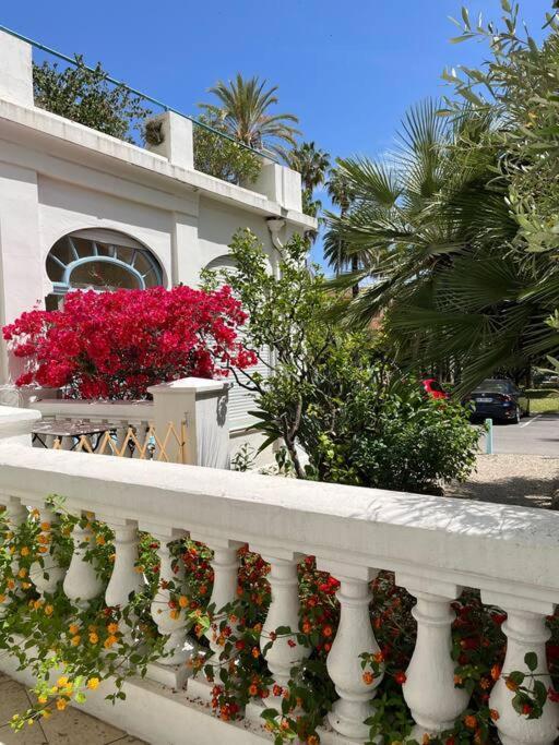 Beautiful Garden Apartment Steps From The Beach Ментона Экстерьер фото