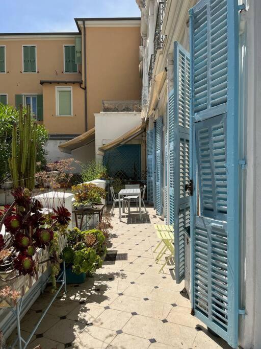 Beautiful Garden Apartment Steps From The Beach Ментона Экстерьер фото