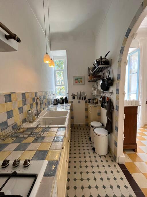 Beautiful Garden Apartment Steps From The Beach Ментона Экстерьер фото